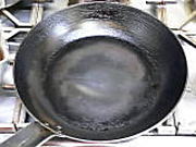 鉄のフライパンを熱します。