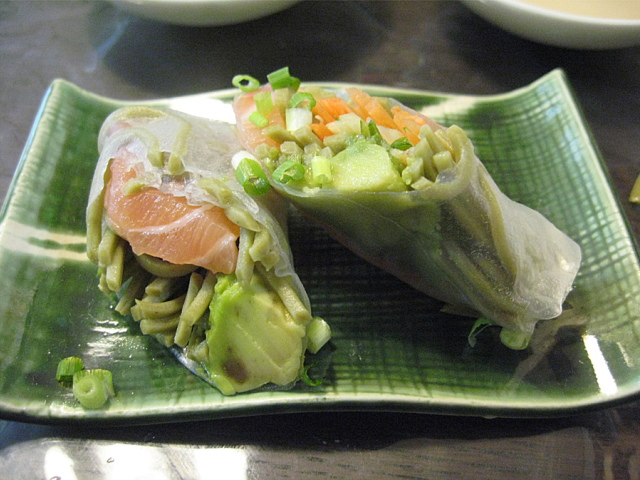 茶蕎麦とアボカド・サーモンの生春巻