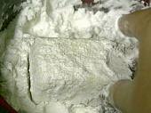 小麦粉と片栗粉、同量を混ぜ水切りした豆腐に満遍なく粉を付けます。