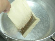 鍋に水を３６０ｃｃ程入れ、出汁パックで出汁を取ります。