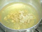 出汁の出た鍋に貝柱の缶詰を汁ごと入れます。