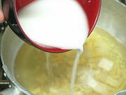 汁が噴いてきたら、片栗粉を混ぜながら入れます。