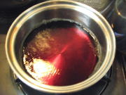 こだわりの汁と水を鍋に入れ火にかける こだわりの汁と水を鍋に入れ火にかける