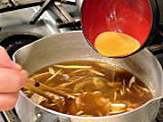 更に、鍋の方も箸でよく混ぜてください。