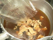 出汁パックで取った出汁１８０ｃｃと、カレー南蛮用肉汁を鍋に入れます。
