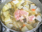沸騰してきたら鶏肉を入れます 沸騰してきたら鶏肉を入れます