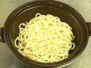 茹で上がった麺を土鍋に入れます 茹で上がった麺を土鍋に入れます