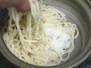 ご飯の上に1人前の半分の麺を加えます。 ご飯の上に1人前の半分の麺を加えます。