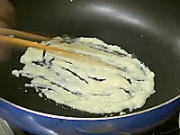 熱したフライパンに油は入れず、生にんにくを入れて軽く炒めます 熱したフライパンに油は入れず、生にんにくを入れて軽く炒めます