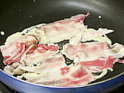 豚バラ肉をフライパンに乗せて、炒めます