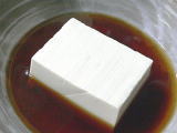 温めた豆腐を器に盛りこだわりの汁を多めに入れます